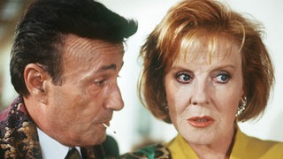 Enrico (Guido Gagliardi) spricht Isolde (Marianne Rogée) Mut zu, als sie zum Moderatorentest aufgerufen wird.