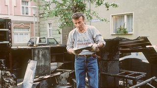 Enrico (Guido Gagliardi) steht fassungslos vor den Ruinen seiner Pizzeria.