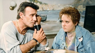 Enrico und Valerie unterhalten sich im Pizza-Kiosk