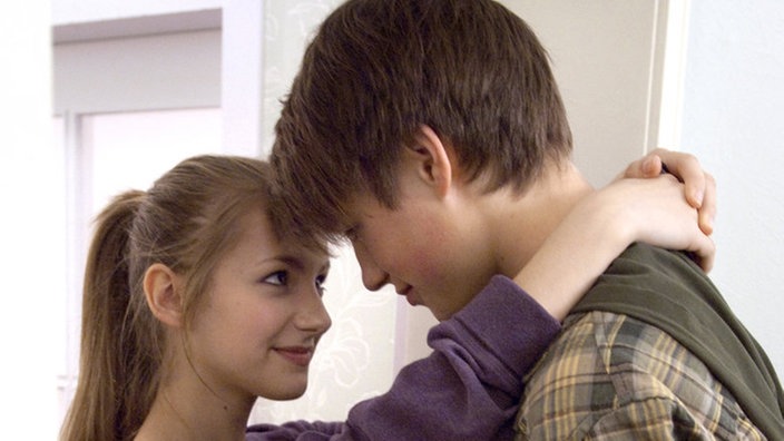 Entschuldigung angenommen: Caro (Cynthia Cosima) und Nico (Jeremy Mockridge) versöhnen sich.