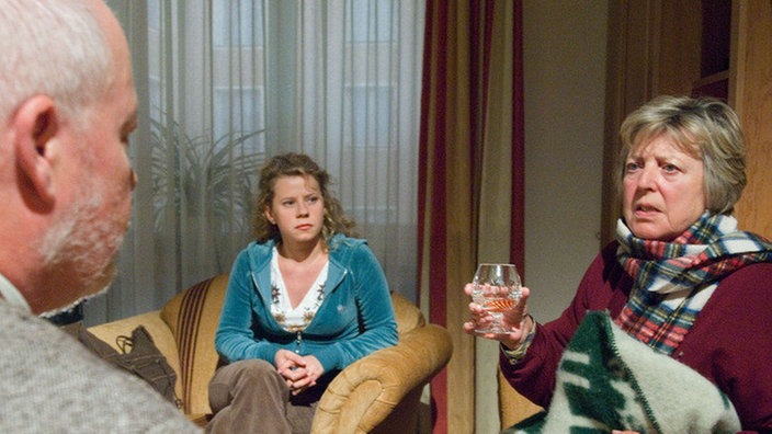 Entsetzen bei Nina (Jacqueline Svilarov, Mitte) und Erich (Bill Mockridge): Helga (Marie-Luise Marjan) hat beschlossen, das Reisebüro endgültig aufzugeben.
