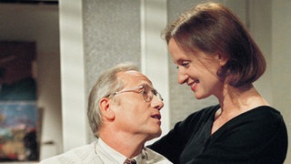 Entspannung im Hause Beimer/Ziegler: Anna (Irene Fischer) schöpft wieder Lebensmut. Hans (Joachim Hermann Luger) ist froh darüber.