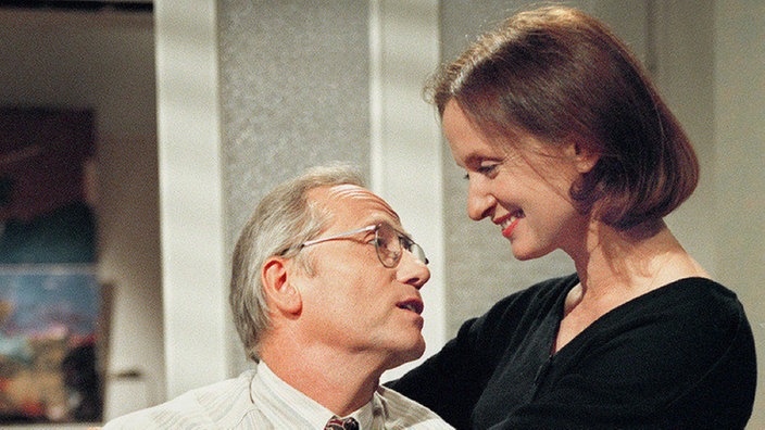 Entspannung im Hause Beimer/Ziegler: Anna (Irene Fischer) schöpft wieder Lebensmut. Hans (Joachim Hermann Luger) ist froh darüber.