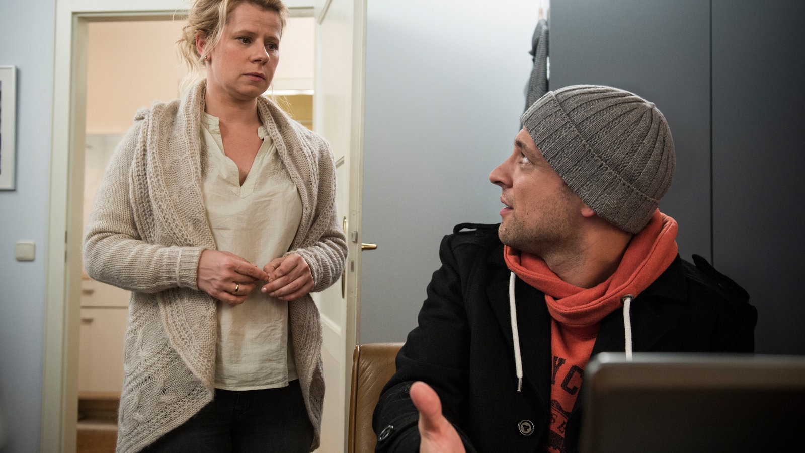 Enzo fragt Nina eindringlich etwas
