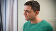 Enzo guckt verträumt