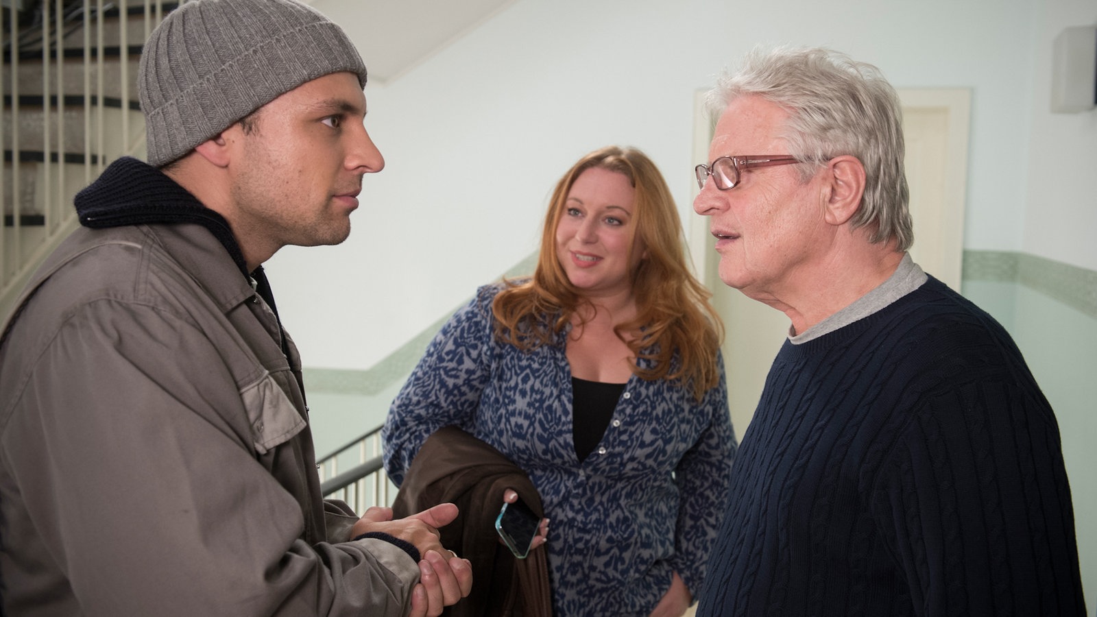 Enzo, Iffi und Andy reden im Treppenhaus