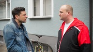 Enzo redet auf Klaus ein
