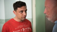 Enzo redet mit Erich im Treppenhaus
