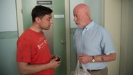Enzo redet mit Erich im Treppenhaus