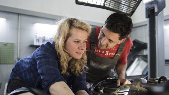 Enzo schaut Nina bei der Autoreparatur zu