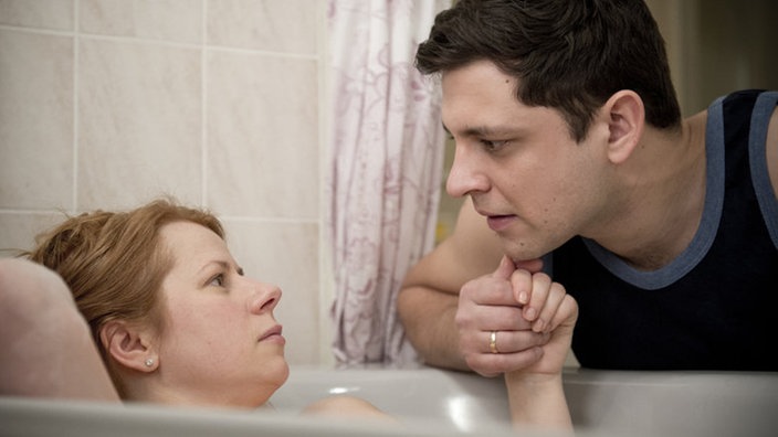 Enzo spricht mit Nina an der Badewanne