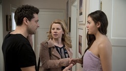 Enzo stellt Nina und Chantal einander vor