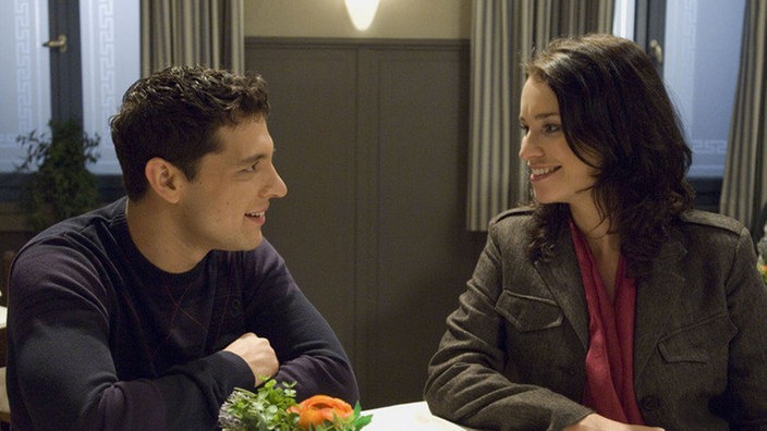 Enzo (Toni Snetberger) freut sich mit Angelina (Daniela Bette). Seine Schwester hat die Abschlussprüfung bestanden und wird in Zukunft als Maklerin arbeiten.