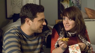 Enzo (Toni Snetberger) genießt die Zweisamkeit mit Jack (Cosima Viola). Er hat sich über beide Ohren in die junge Frau verliebt.