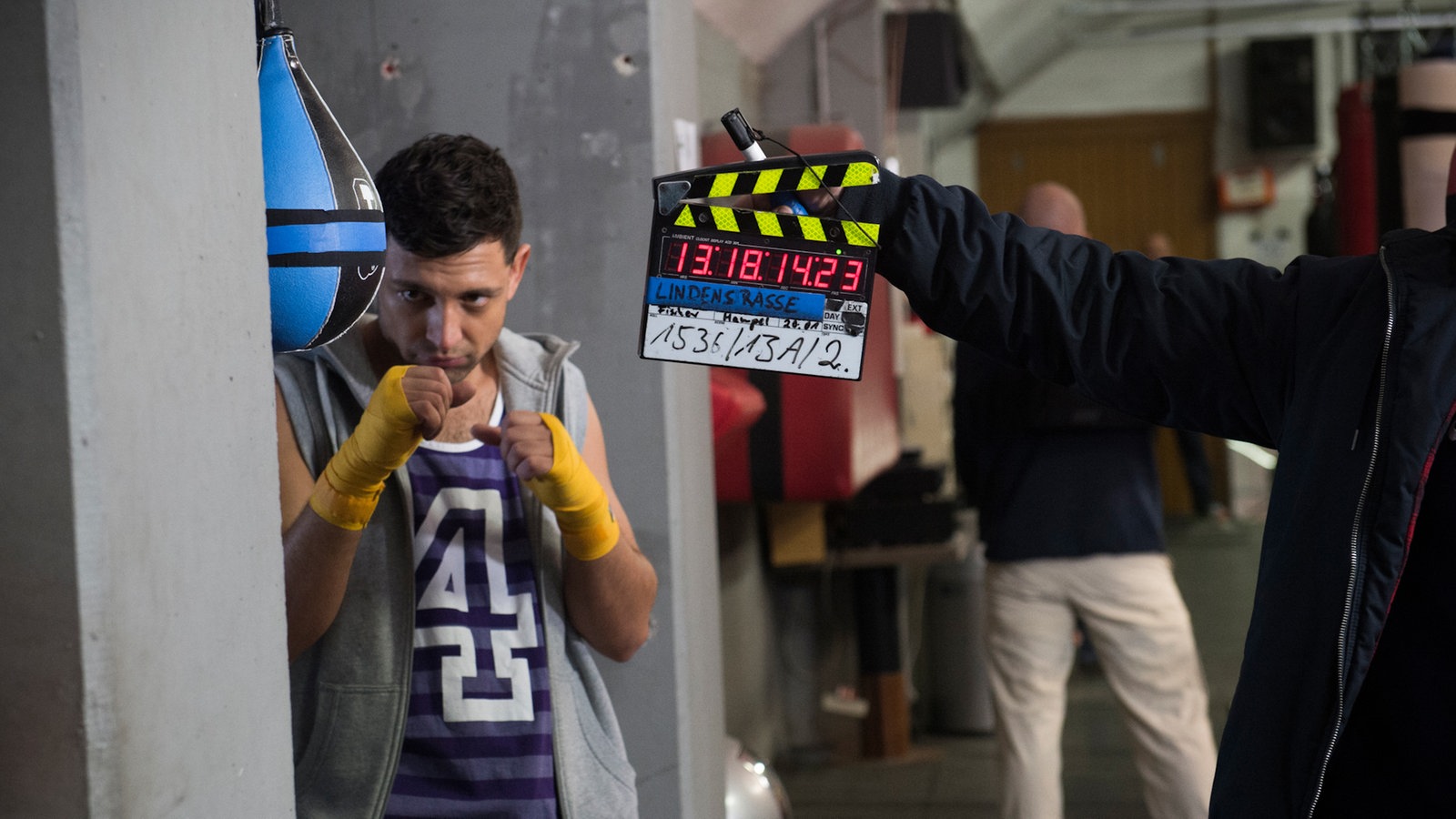 Enzo trainiert im Boxclub