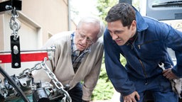 Enzo und Hans schauen sich den Motor an