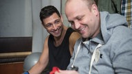 Enzo und Klaus sporteln im Boxclub