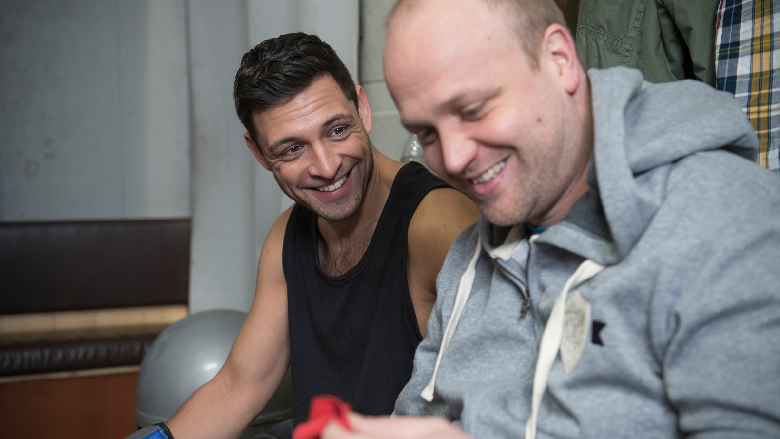 Enzo und Klaus sporteln im Boxclub