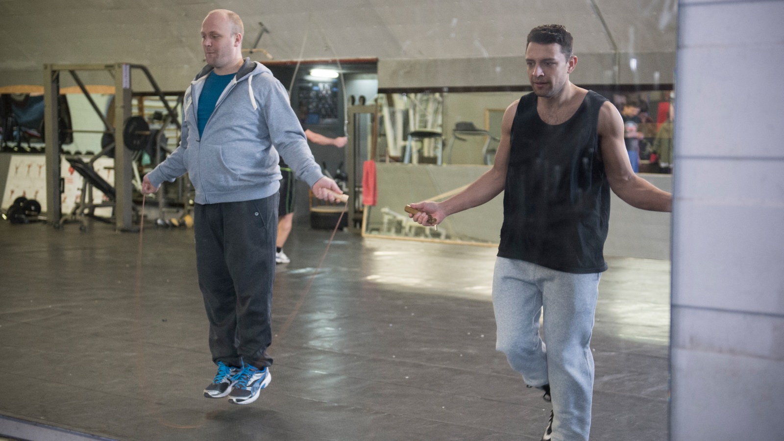 Enzo und Klaus sporteln im Boxclub