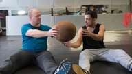 Enzo und Klaus sporteln im Boxclub