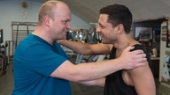 Enzo und Klaus sporteln im Boxclub