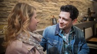 Enzo und Nina lachen sich an