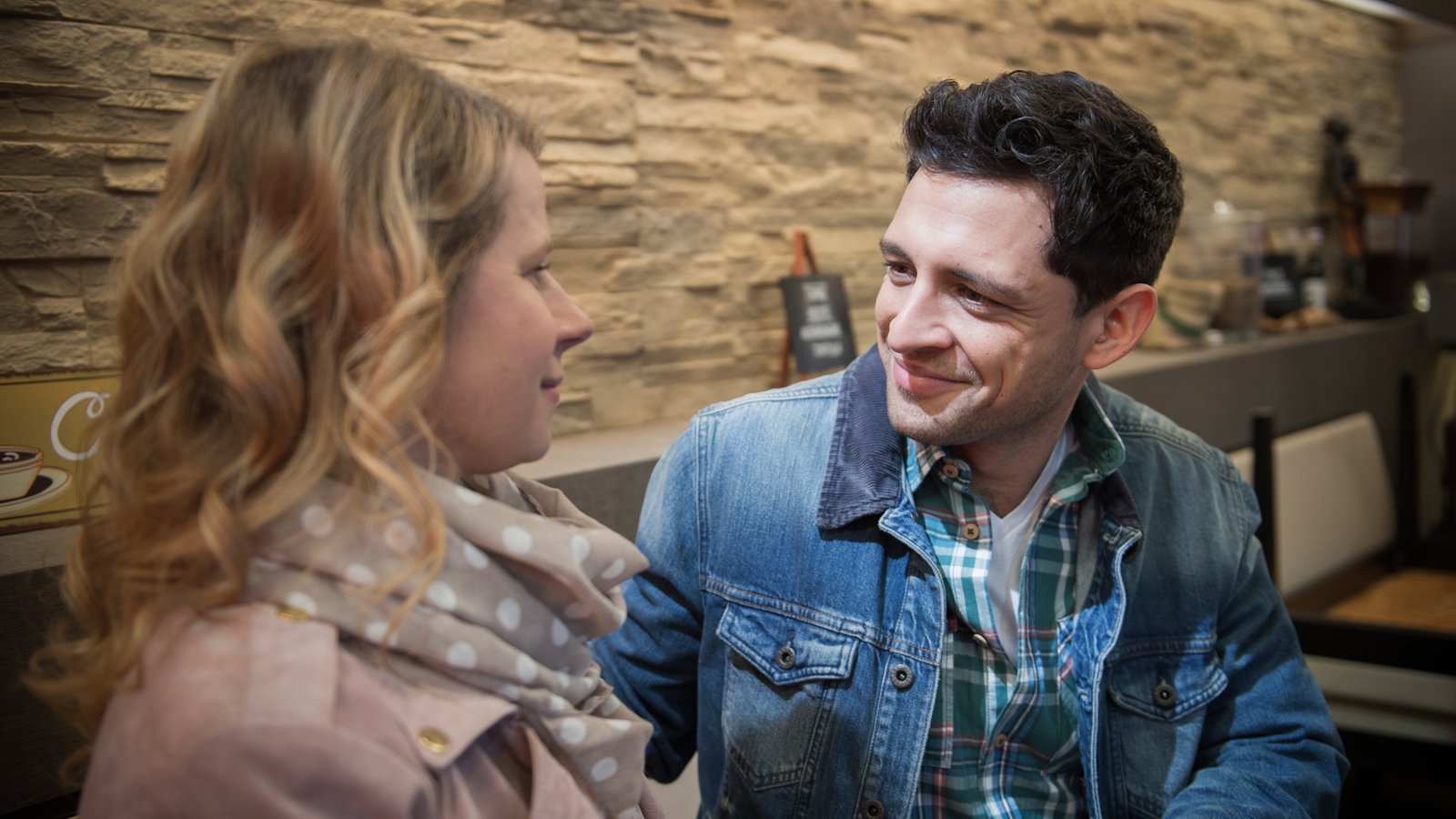 Enzo und Nina lachen sich an