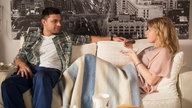 Enzo und Nina sitzen auf dem Sofa