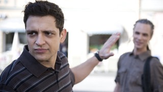 Enzo winkt Momo auf der "Lindenstraße" ab