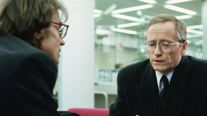 Erfolgloses Vorstellungsgespräch: Hans (Joachim Hermann Luger) bleibt ohne Job.