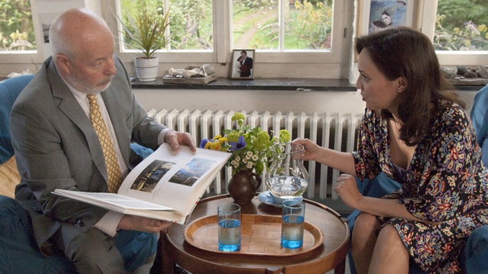 Erich (Bill Mockridge) besucht Frau Taschenberger (Marion Niederländer). Er will mehr über den Spender seines Herzens erfahren.