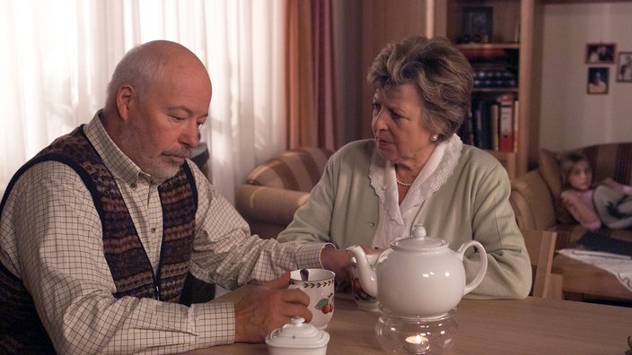 Erich (Bill Mockridge) und Helga (Marie-Luise Marjan) mach sich Sorgen um Lea (Anna Sophia Claus, rechts): sie will unbegingt aufs Gymnasium gehen.