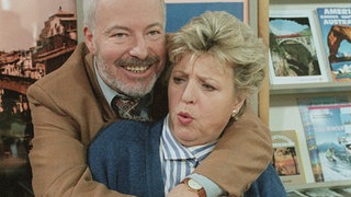 Erich (Bill Mockridge) freut sich, Helga (Marie-Luise Marjan) ist entrüstet: Der geplante Hotelkauf weckt unterschiedliche Emotionen.