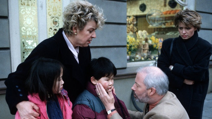 Erich (Bill Mockridge), Helga (Marie-Luise Marjan, links) und Gabi (Andrea Spatzek, rechts) sind froh, dass Ivo (Sascha Emelin) und Milena (Galia Emelin) beim unbeaufsichtigten Spielen auf der Straße nichts passiert ist.