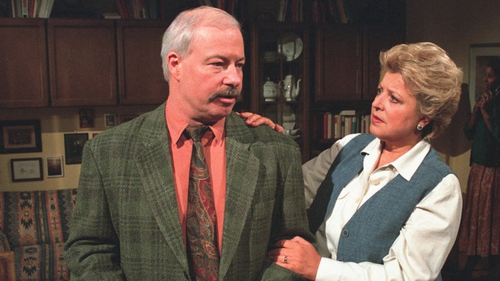 Erich (Bill Mockridge) ist frustriert: Er findet keinen rechten Draht zu seiner Helga (Marie-Luise Marjan).
