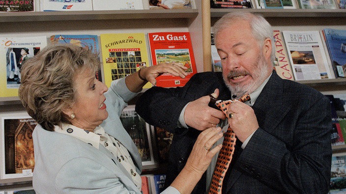 Erich (Bill Mockridge) ist stocksauer auf Tante Betty und entledigt sich ihres Gastgeschenks. Helga (Marie-Luise Marjan) kann dies nicht verhindern.