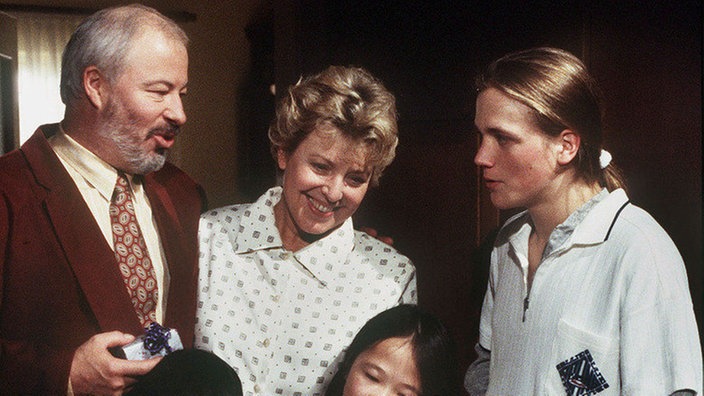 Erich (Bill Mockridge, links), Klaus (Moritz A. Sachs) und die beiden Flüchtlingskinder (Galia und Sasch Emelin) gratulieren Helga (Marie-Luise Marjan) zum Geburtstag.
