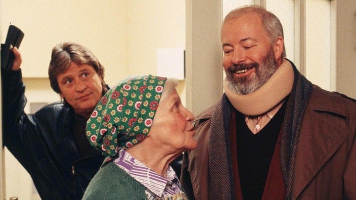 Erich (Bill Mockridge, rechts) geht es besser und er kann schon wieder über Elses (Annemarie Wendl) Bemerkungen lachen. Andy (Jo Bolling) beobachtet dies amüsiert.