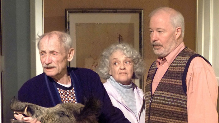 Erich (Bill Mockridge, rechts) und Hilde (Giselle Vesco) sorgen dafür, dass Onkel Franz (Martin Rickelt) sein Zimmer leer räumt. Schließlich soll die Beimersche Wohnung renoviert werden.