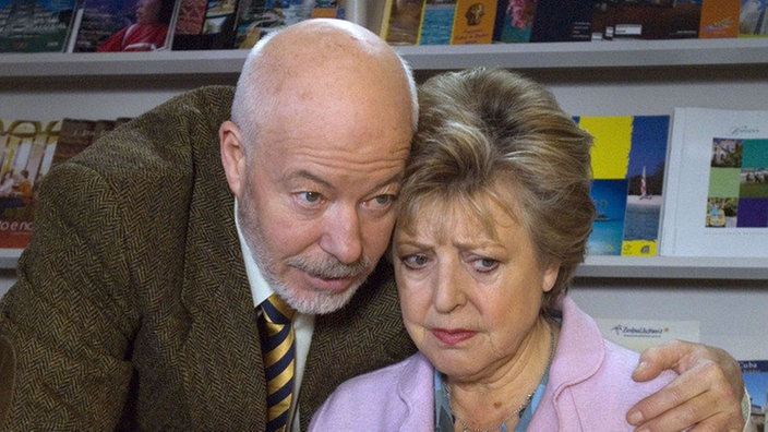 Erich (Bill Mockridge) traut kaum seinen Ohren: Helga (Marie-Luise Marjan) braucht tatsächlich ein Hörgerät – und seine besondere Zuwendung.