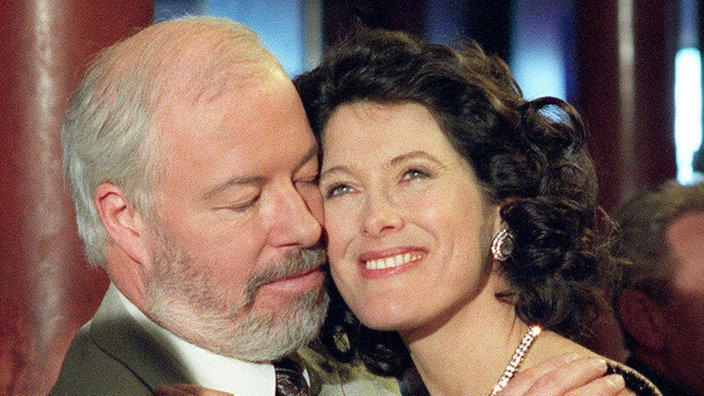 Erich (Bill Mockridge) trifft sich heimlich mit Winifried (Dulcie Smart).