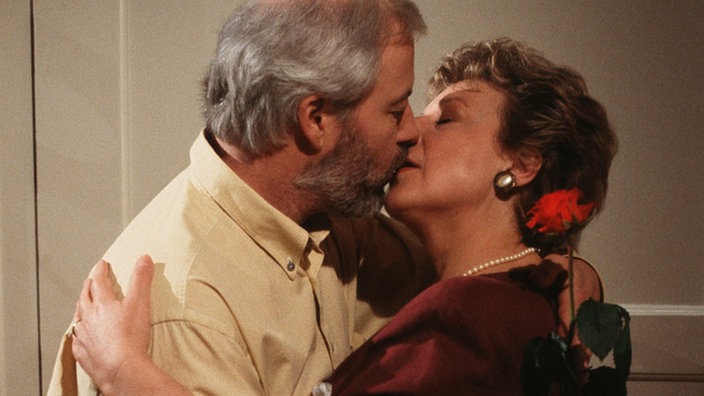 Erich (Bill Mockridge) und Helga (Marie-Luise Marjan) kommen sich näher.