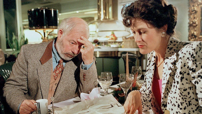 Erich (Bill Mockridge) und Winifried Snyder (Dulci Smart) begutachten die Aufbaupläne für das abgebrannte Hotel in Irland.