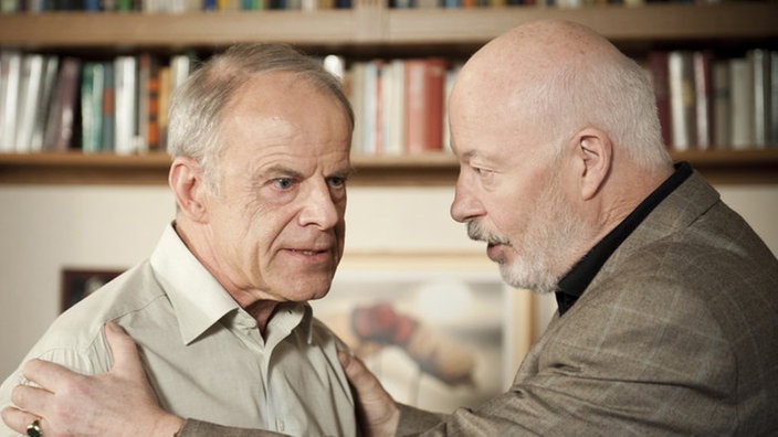 Erich hält Hajo an den Schultern fest