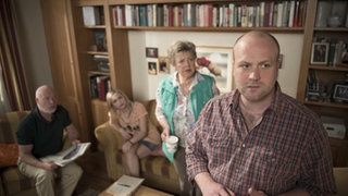 Erich, Helga und Lea schauen fragend zu Klaus
