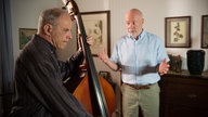 Erich redet mit Hajo, der Bass spielt