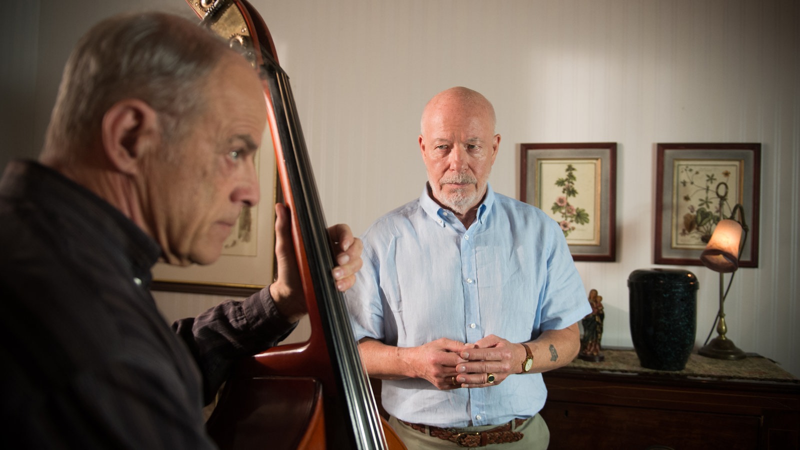 Erich redet mit Hajo, der Bass spielt