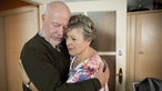 Erich und Helga geben sich gegenseitig Halt