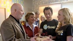 Erich und Helga gratulieren Alex und Josi zum neuen Reisebüro