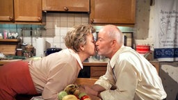 Erich und Helga küssen sich